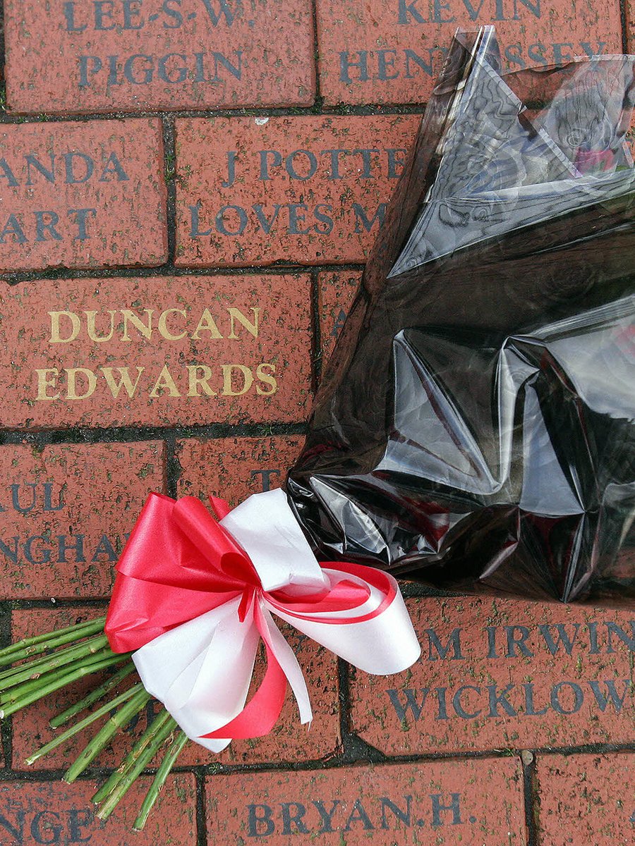 ManUtd's tweet photo. Ninety years ago today, Duncan Edwards was born.

Described as 'the most complete player I've ever seen' by Sir Matt Busby, Duncan's name remains eternal in our history ❤️ https://t.co/fQ8D4k1wIw