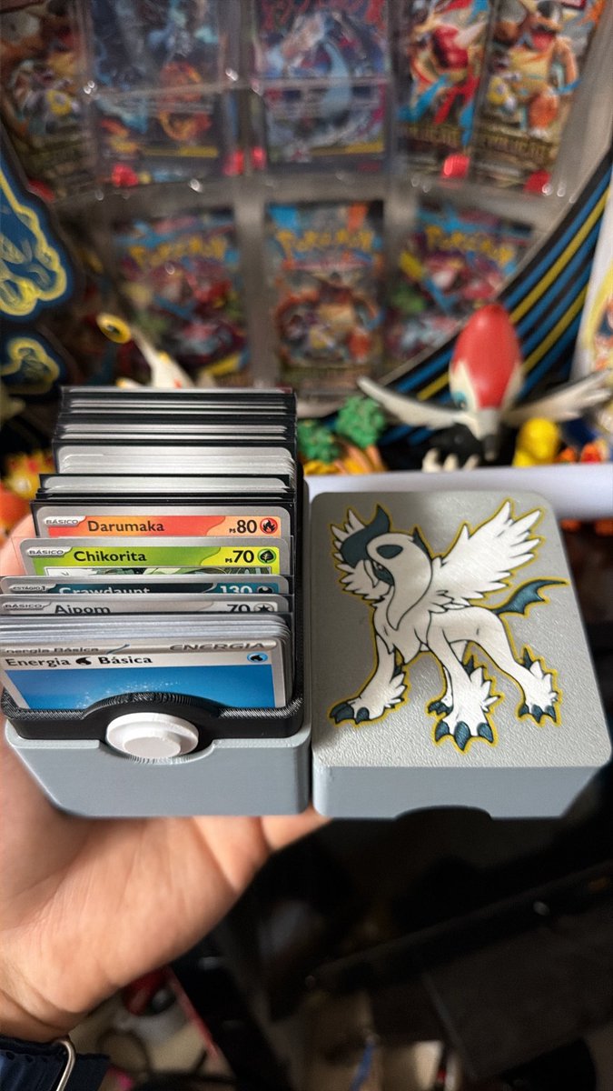 AbsolAcervo's tweet photo. Passando pra mostrar a deck box personalizada do adm. 

Quem aí adora colecionar tcg tbm? https://t.co/9QIt7Zzc4g