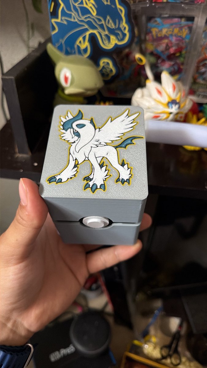 AbsolAcervo's tweet photo. Passando pra mostrar a deck box personalizada do adm. 

Quem aí adora colecionar tcg tbm? https://t.co/9QIt7Zzc4g