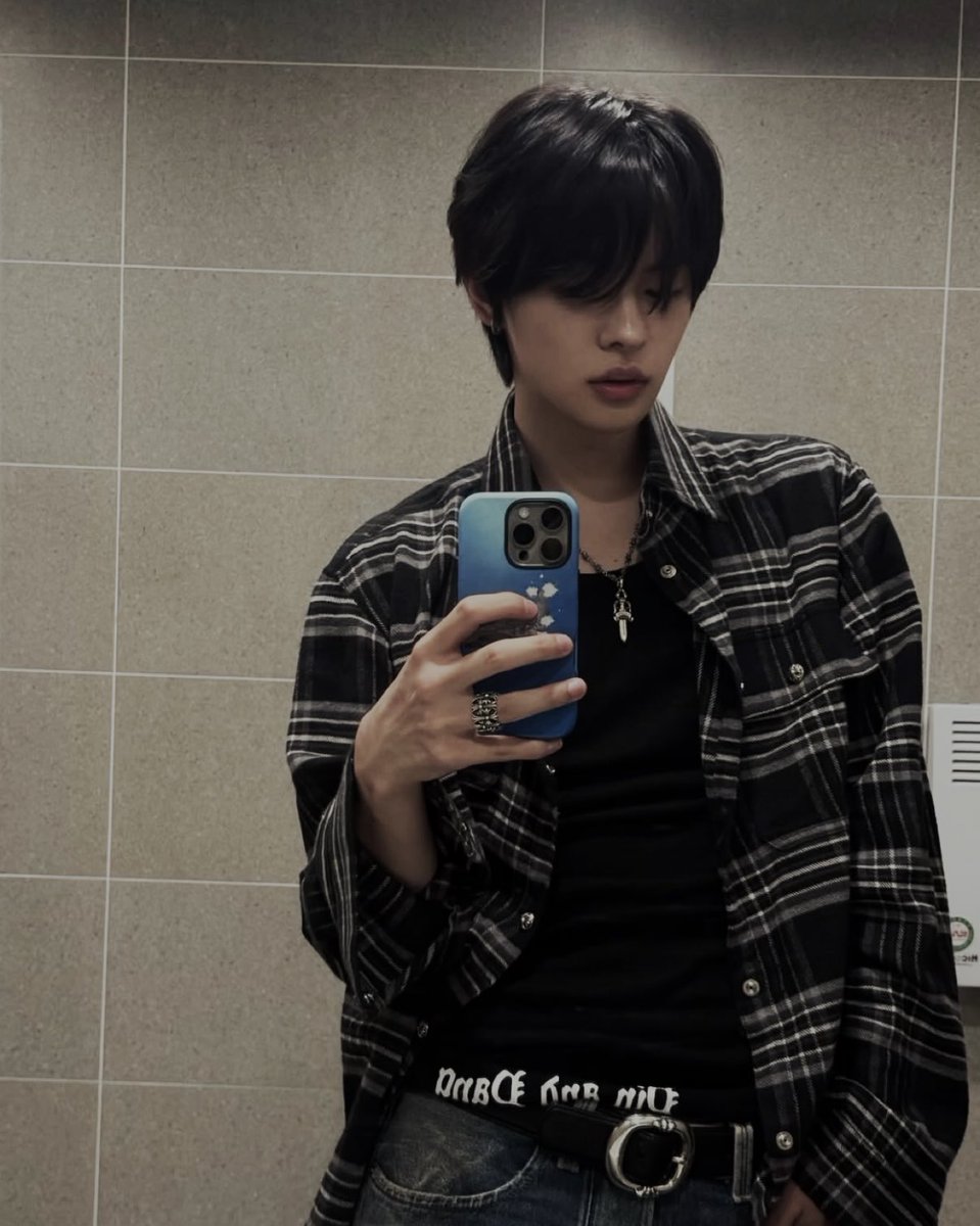 gyuyuqt's tweet photo. Mirror selfie baddies ✌️

#azsd #allyzselcaday #leo #리오 #alphadriveone #알파드라이브원 https://t.co/ngv8v65MUx