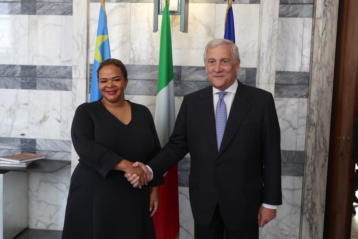 Antonio_Tajani's tweet photo. Ho incontrato oggi la Ministra degli Esteri della Repubblica Democratica del Congo @kayikwambaT. 
La Repubblica Democratica del Congo è un Paese prioritario del Piano Mattei. Vogliamo rilanciare le nostre relazioni e rafforzare la cooperazione politica ed economica, creando nuove opportunità per entrambi i Paesi.
Abbiamo deciso di istituire un gruppo di lavoro tra i nostri Ministeri e di avviare il percorso per un accordo politico sulle materie prime critiche, fondamentali per la stabilità delle nostre filiere produttive. Organizzeremo anche un foro imprenditoriale per valorizzare le eccellenze del saper fare italiano e favorire nuove occasioni di collaborazione e investimento.
Abbiamo dedicato particolare attenzione alla situazione nella regione dei Grandi Laghi. L’Italia sostiene gli sforzi diplomatici volti a favorire il dialogo, ridurre le tensioni e contribuire alla stabilità della regione, continuando a garantire il proprio impegno umanitario e di cooperazione. In questo quadro, abbiamo concordato di istituire da subito un meccanismo di consultazione permanente presso l’ONU sui temi di interesse del continente africano, anche alla luce della partecipazione della Repubblica Democratica del Congo al Consiglio di Sicurezza dell’ONU.
Nel nostro incontro abbiamo ricordato l’Ambasciatore Luca Attanasio, il Carabiniere Scelto Vittorio Iacovacci e Mustapha Milambo. Onorarne la memoria significa anche guardare al futuro: investire nella formazione dei giovani congolesi e costruire legami sempre più forti tra Italia e Repubblica Democratica del Congo.