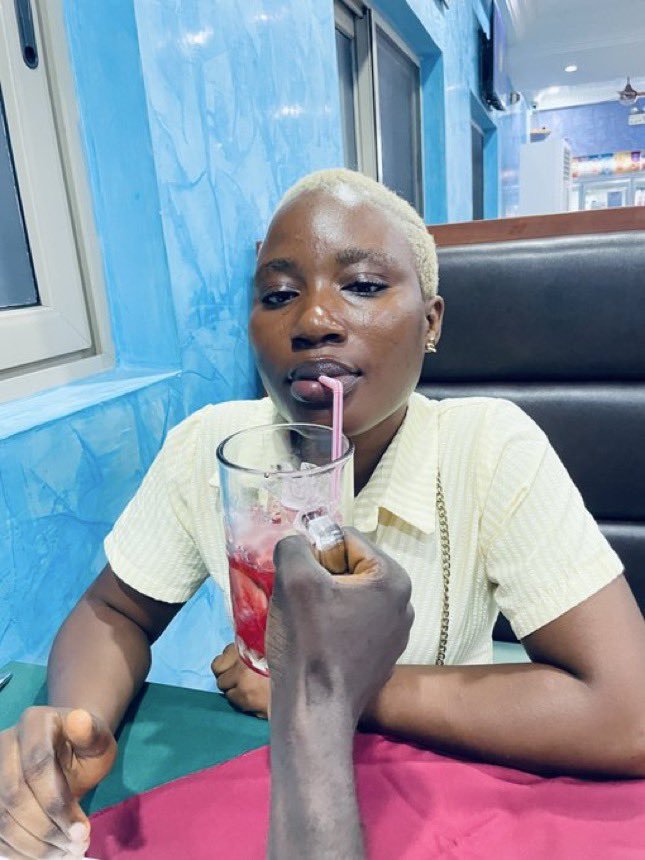 Da_igbomuslim's tweet photo. See the hand holding a glass of juice for someone. Na poor man hand be that. 😹😹 https://t.co/i4NFAbIJC4