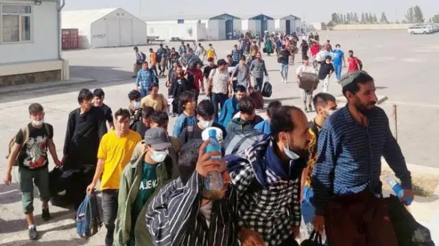 KabulTimesDaily's tweet photo. A total of 253 Afghan families comprising 1,135 people returned to the country from Iran and Pakistan over the past day, the High Commission for Addressing the Refugees' Issues said in a statement on Tuesday. https://t.co/slKWxTtj1R