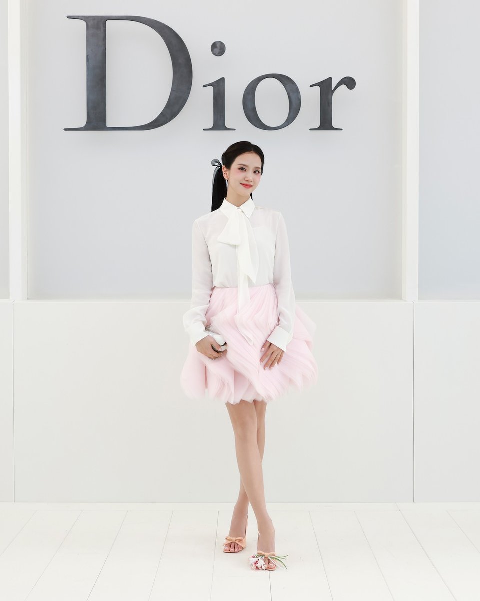 Fashion_Critic_'s tweet photo. Dilraba , Jennifer Lawrence, Jisoo, Greta Lee, Rihanna, Mia Goth and more were among the guests on the Dior Spring 2027 front row in Paris

https://t.co/dQaiEVLLad https://t.co/F814zIGAQA