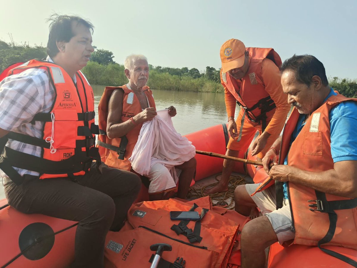 Dm_Motihari's tweet photo. NDRF की टीम के साथ प्रखंड संग्रामपुर के पुछरिया गाँव से प्रखंड विकास पदाधिकारी संग्रामपुर मुकेश कुमार के द्वारा बीमार वृद्ध जन और आम लोगों को रेस्क्यू किया गया। @IPRDBihar @BiharDMD https://t.co/uMZJ5USBv7