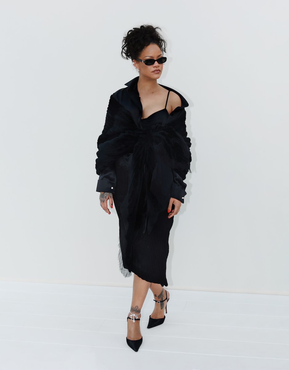 Fashion_Critic_'s tweet photo. Dilraba , Jennifer Lawrence, Jisoo, Greta Lee, Rihanna, Mia Goth and more were among the guests on the Dior Spring 2027 front row in Paris

https://t.co/dQaiEVLLad https://t.co/F814zIGAQA