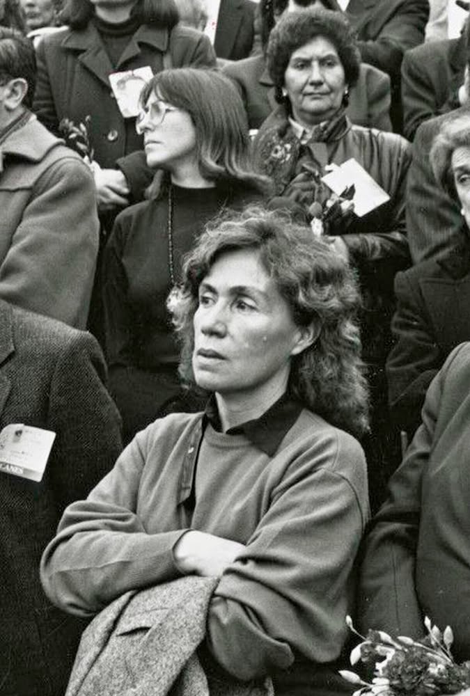 FotosPoliticaCl's tweet photo. Gladys Marín, atrás Michelle Bachelet y Sola Sierra, en los funerales de Estado a Salvador Allende, el 4 de septiembre de 1990.
#Chile #Historia #Política https://t.co/ul2H6FHdZY