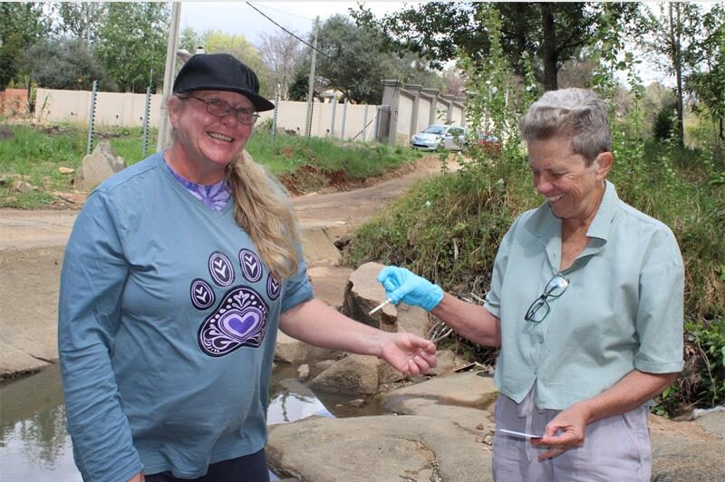 WaterCANsa's tweet photo. Volunteers are testing a local river at multiple locations in Zonnehoewe near Cypress Road to trace the entry points of sewage pollution following recent infrastructure repairs. 

@TheCitizen_News 

https://t.co/7j1tAFeWqF https://t.co/NQuTwhH7N5