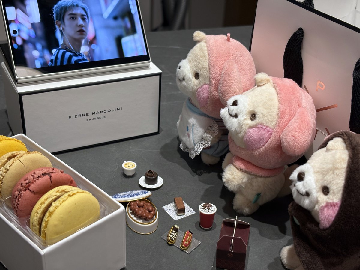 thecityscape's tweet photo. 심야의 뮤비 감상회와 아기들의 디저트 타임 🐶🧁🍫 https://t.co/DOUMlfvADY