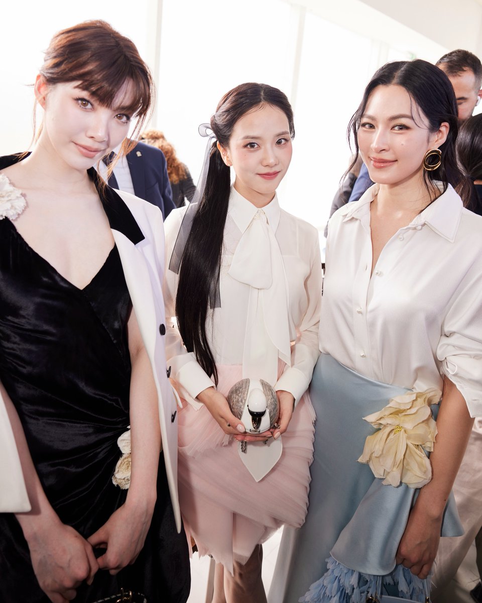 sboficial's tweet photo. O TRIO DE MILHÕES! Orm Kornnaphat, Jisoo e LingLing Kwong na Paris Fashion Week. https://t.co/dNLDcwvNrN
