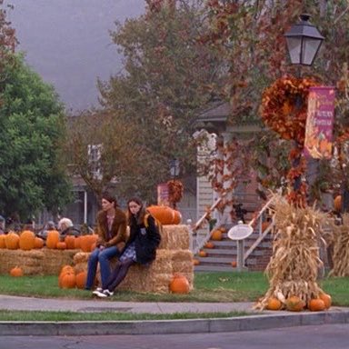 winonaddict's tweet photo. stars hollow in the fall 🍂🤎 https://t.co/L1kF8PKshL