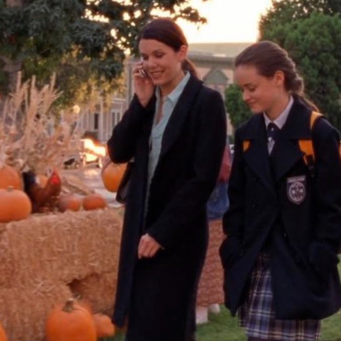 winonaddict's tweet photo. stars hollow in the fall 🍂🤎 https://t.co/L1kF8PKshL