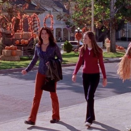 winonaddict's tweet photo. stars hollow in the fall 🍂🤎 https://t.co/L1kF8PKshL