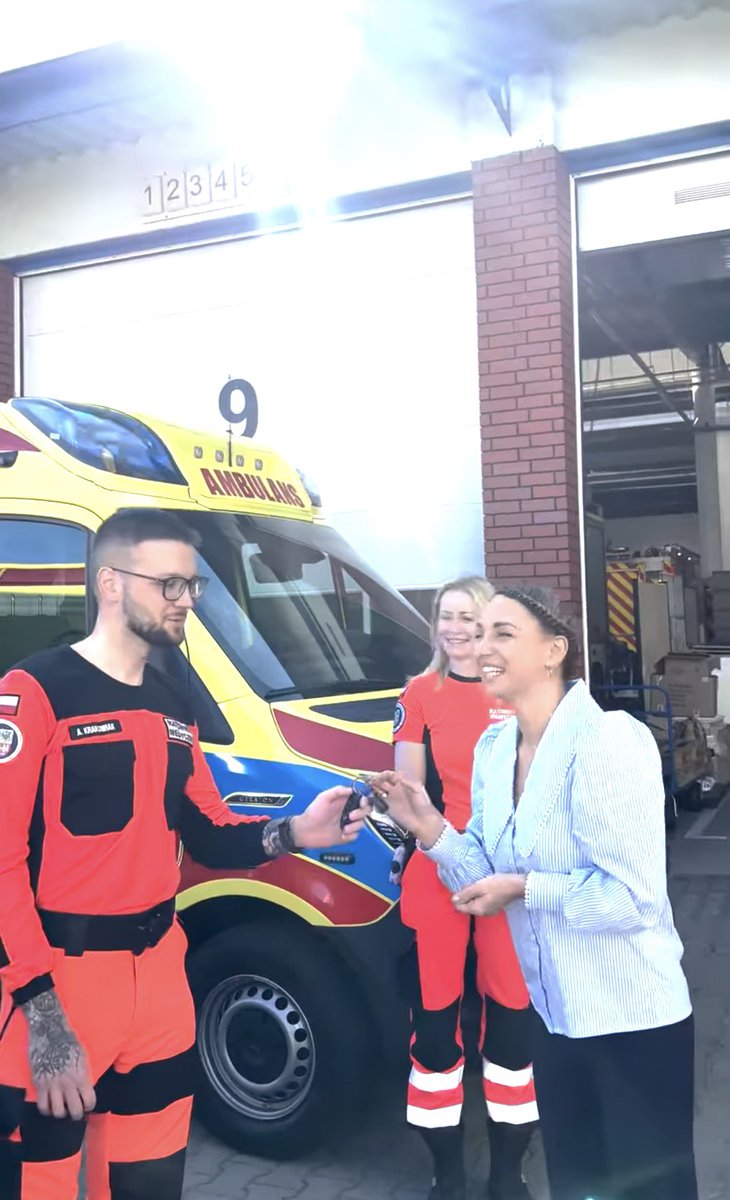 kalinowski__'s tweet photo. Kinga Gajewska może robić sobie kampanię na przekazywaniu ambulansów, ale politycy PiS idą za to do aresztu. Czego nie rozumiecie? https://t.co/oI6X56nF1d