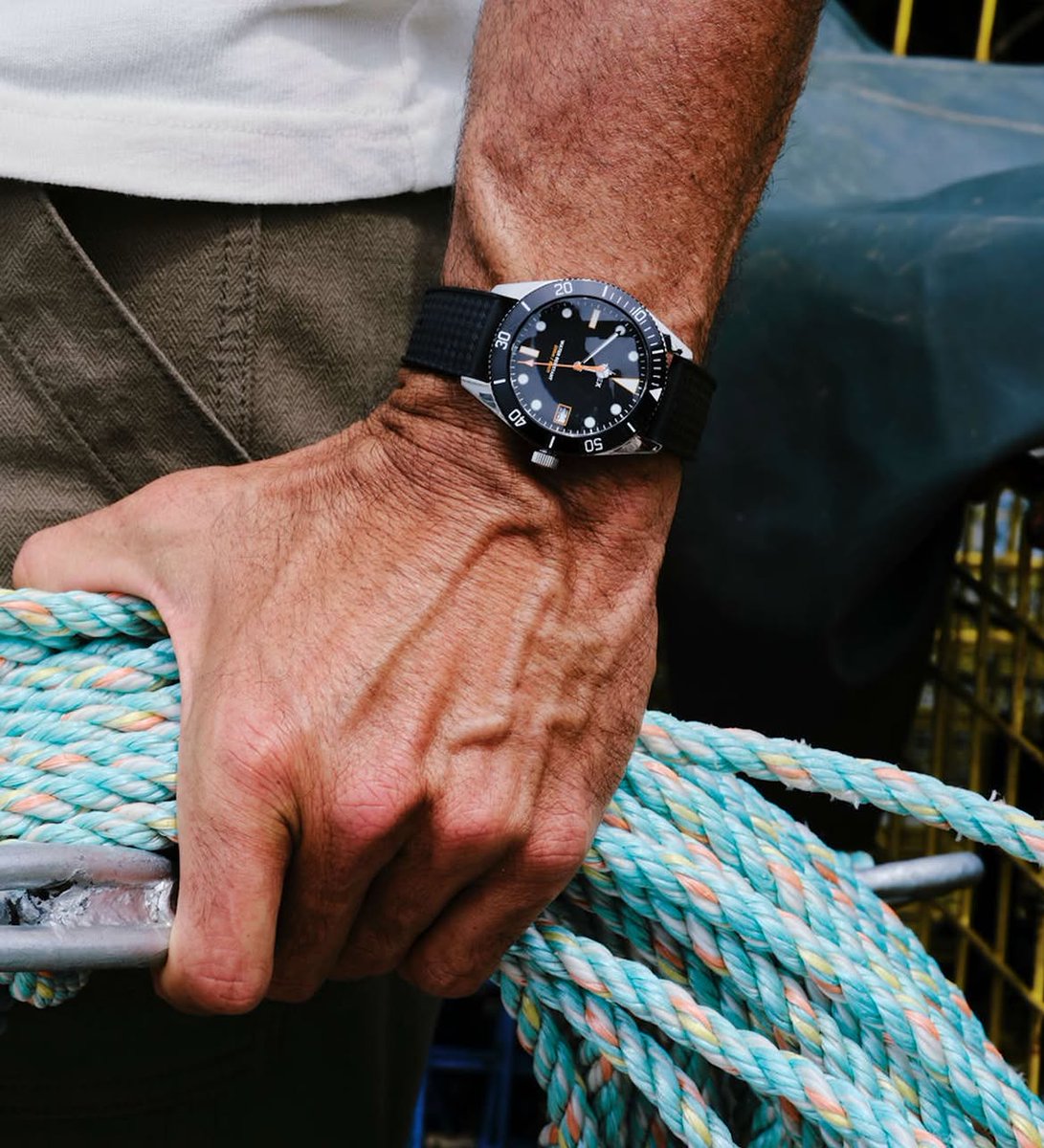 timex's tweet photo. Pulled from the Timex archives and reimagined with Bespoke Post, the Bespoke Post x Timex Heritage 66 takes its cues from the 1966 Timex Skin Diver. With 200m water resistance, a rotating aluminum top ring, and two interchangeable straps, it’s finished with Bespoke Post branding on the crown and a skin diver silhouette on the case back.

Shop the watch: https://t.co/MhkUWYzoN8

#timex #analoglife @bespokepost