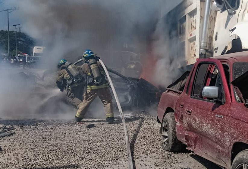 JC_Bidegain's tweet photo. ⚠️ Instituciones del Sistema Nacional de @PROCIVILSV atienden múltiple accidente de tránsito.

📍Inmediaciones del redondel Integración en sentido hacia el distrito de Apopa.

🚧 El paso se encuentra cerrado, tomar vías alternas. https://t.co/S39Y5u9Vm4