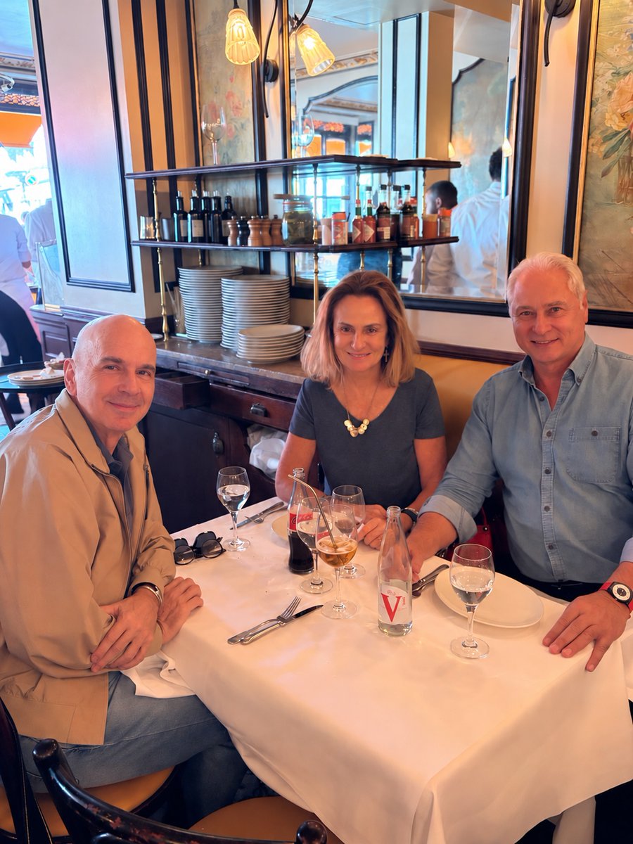 ragedey's tweet photo. ENTRE AMIS À PARIS #soemparis #hppic #travellovers #wanderlust https://t.co/4uHl2v7IA7