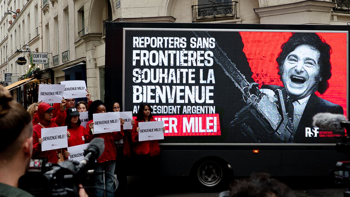 sebalacunza's tweet photo. . @RSF_inter @RSF_ES le da la bienvenida a París "a un depredador de la libertad de prensa": Milei.

La campaña consiste en una pantalla gigante que reproduce "mierdas humanas", "NOLSALP", "basuras inmundas", etc.

https://t.co/6PcQl4sxPt https://t.co/whnDQ3d0Ul
