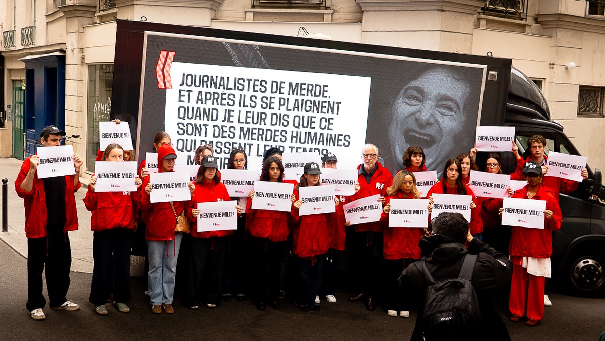 sebalacunza's tweet photo. . @RSF_inter @RSF_ES le da la bienvenida a París "a un depredador de la libertad de prensa": Milei.

La campaña consiste en una pantalla gigante que reproduce "mierdas humanas", "NOLSALP", "basuras inmundas", etc.

https://t.co/6PcQl4sxPt https://t.co/whnDQ3d0Ul