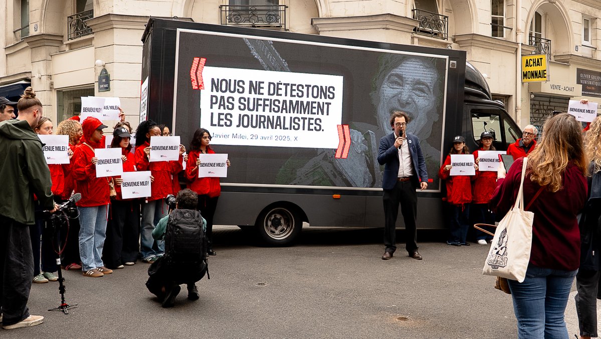sebalacunza's tweet photo. . @RSF_inter @RSF_ES le da la bienvenida a París "a un depredador de la libertad de prensa": Milei.

La campaña consiste en una pantalla gigante que reproduce "mierdas humanas", "NOLSALP", "basuras inmundas", etc.

https://t.co/6PcQl4sxPt https://t.co/whnDQ3d0Ul