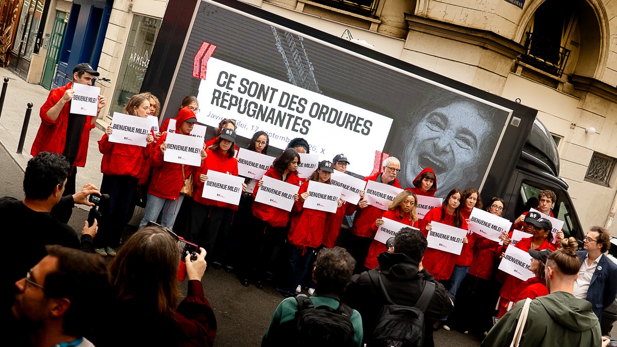 sebalacunza's tweet photo. . @RSF_inter @RSF_ES le da la bienvenida a París "a un depredador de la libertad de prensa": Milei.

La campaña consiste en una pantalla gigante que reproduce "mierdas humanas", "NOLSALP", "basuras inmundas", etc.

https://t.co/6PcQl4sxPt https://t.co/whnDQ3d0Ul