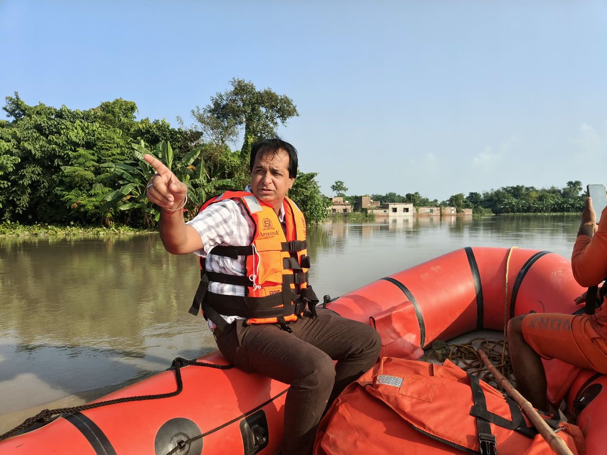 Dm_Motihari's tweet photo. NDRF की टीम के साथ प्रखंड संग्रामपुर के पुछरिया गाँव से प्रखंड विकास पदाधिकारी संग्रामपुर मुकेश कुमार के द्वारा बीमार वृद्ध जन और आम लोगों को रेस्क्यू किया गया। @IPRDBihar @BiharDMD https://t.co/uMZJ5USBv7