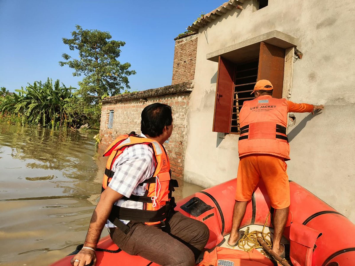 Dm_Motihari's tweet photo. NDRF की टीम के साथ प्रखंड संग्रामपुर के पुछरिया गाँव से प्रखंड विकास पदाधिकारी संग्रामपुर मुकेश कुमार के द्वारा बीमार वृद्ध जन और आम लोगों को रेस्क्यू किया गया। @IPRDBihar @BiharDMD https://t.co/uMZJ5USBv7