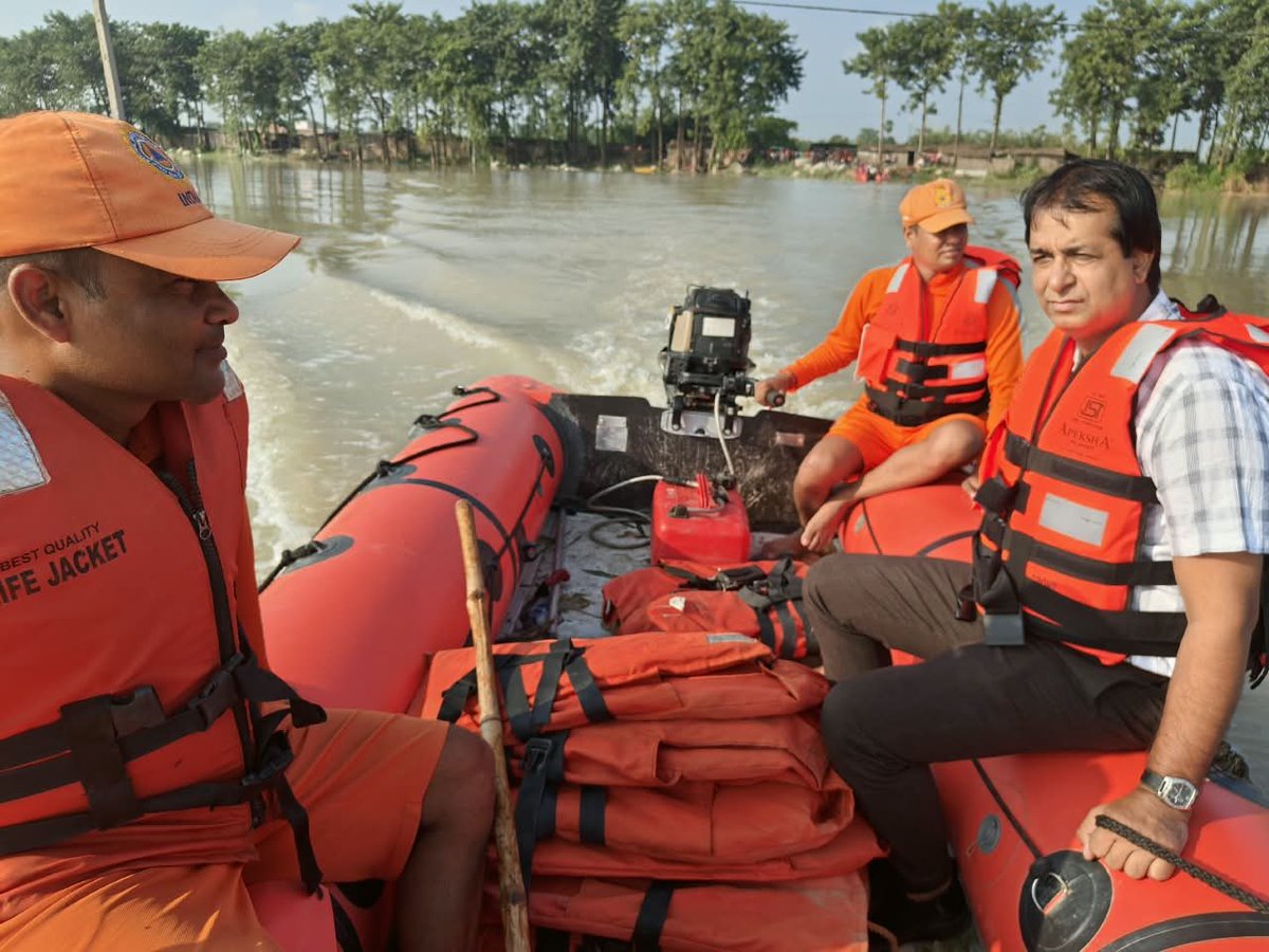 Dm_Motihari's tweet photo. NDRF की टीम के साथ प्रखंड संग्रामपुर के पुछरिया गाँव से प्रखंड विकास पदाधिकारी संग्रामपुर मुकेश कुमार के द्वारा बीमार वृद्ध जन और आम लोगों को रेस्क्यू किया गया। @IPRDBihar @BiharDMD https://t.co/uMZJ5USBv7