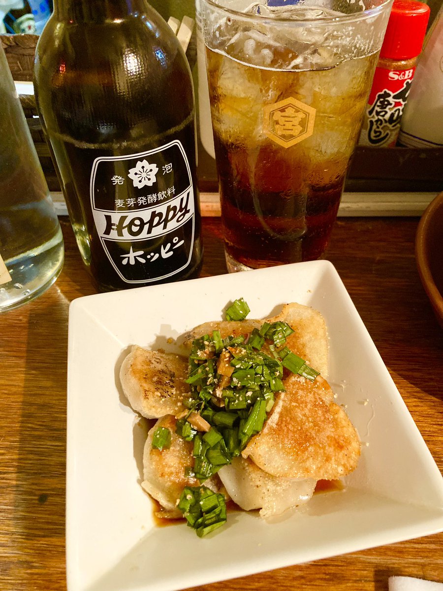 Macaronicc's tweet photo. 「な〜にが“水ギョウザ焼いてみた”だよ？水ギョウザは茹でるもんだろ！」と憤りながら注文して食ってみたらパリパリでめちゃくちゃうまい。この世の水ギョウザは全て焼くべき https://t.co/Jgio1A61B6