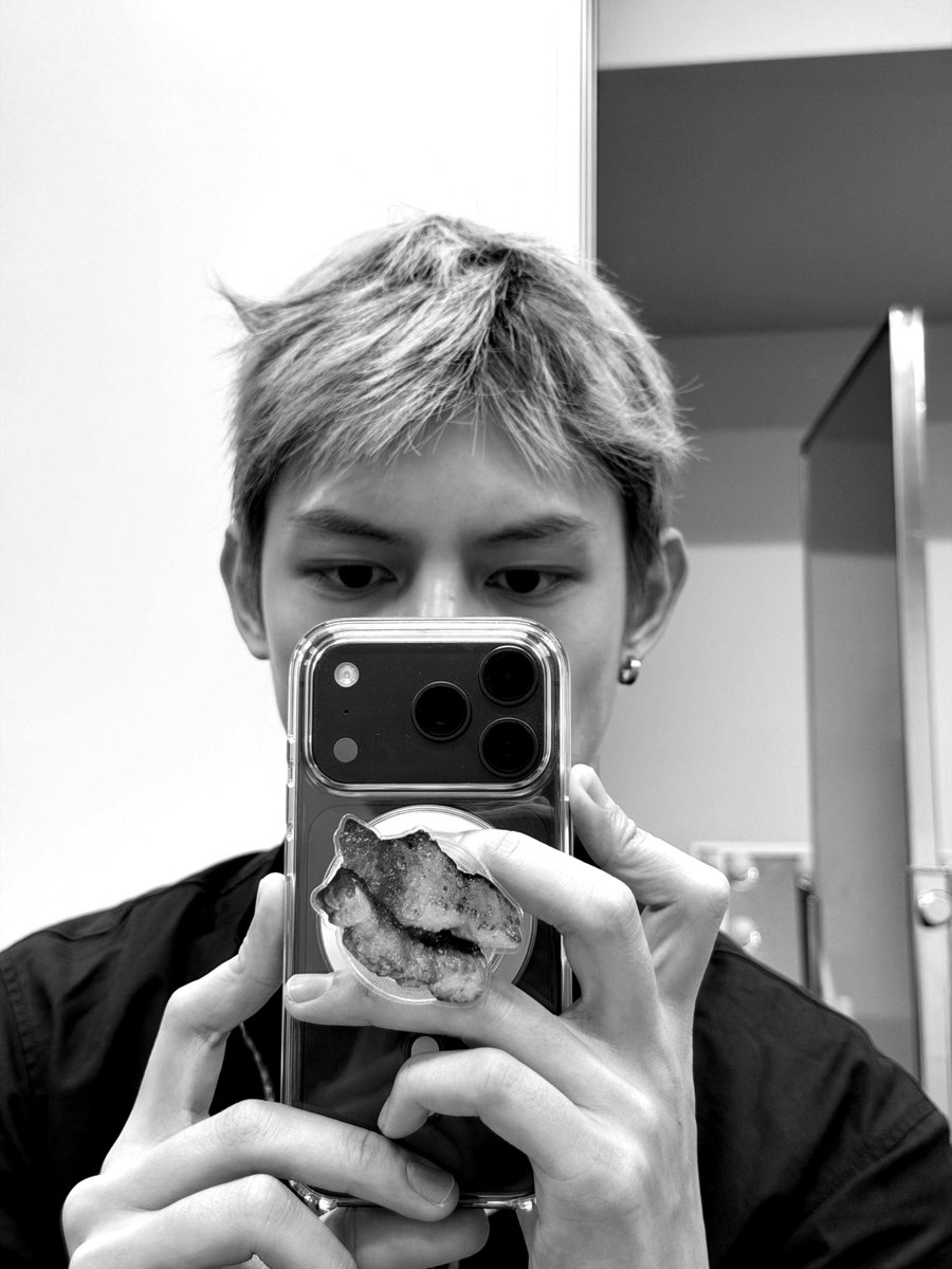 jjamqes's tweet photo. Smile! Do you think my hairstyle looks like George's? 💢 https://t.co/DKV0ZXuH0S