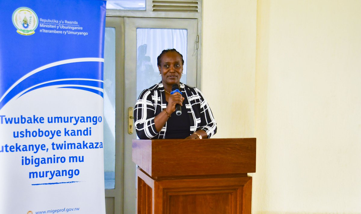 RwandaNorth's tweet photo. Minisitiri @U_Consolee yagaragaje ibibazo bikibangamiye umuryango muri @RwandaNorth, birimo inda zitateganyijwe mu bangavu, ihohotera rishingiye ku gitsina, ubusinzi... Yasabye amadini n’amatorero kunoza  ubufatanye na Leta mu gukemura ibi bibazo hagamijwe kubaka umuryango mwiza https://t.co/NSUycqgQGv