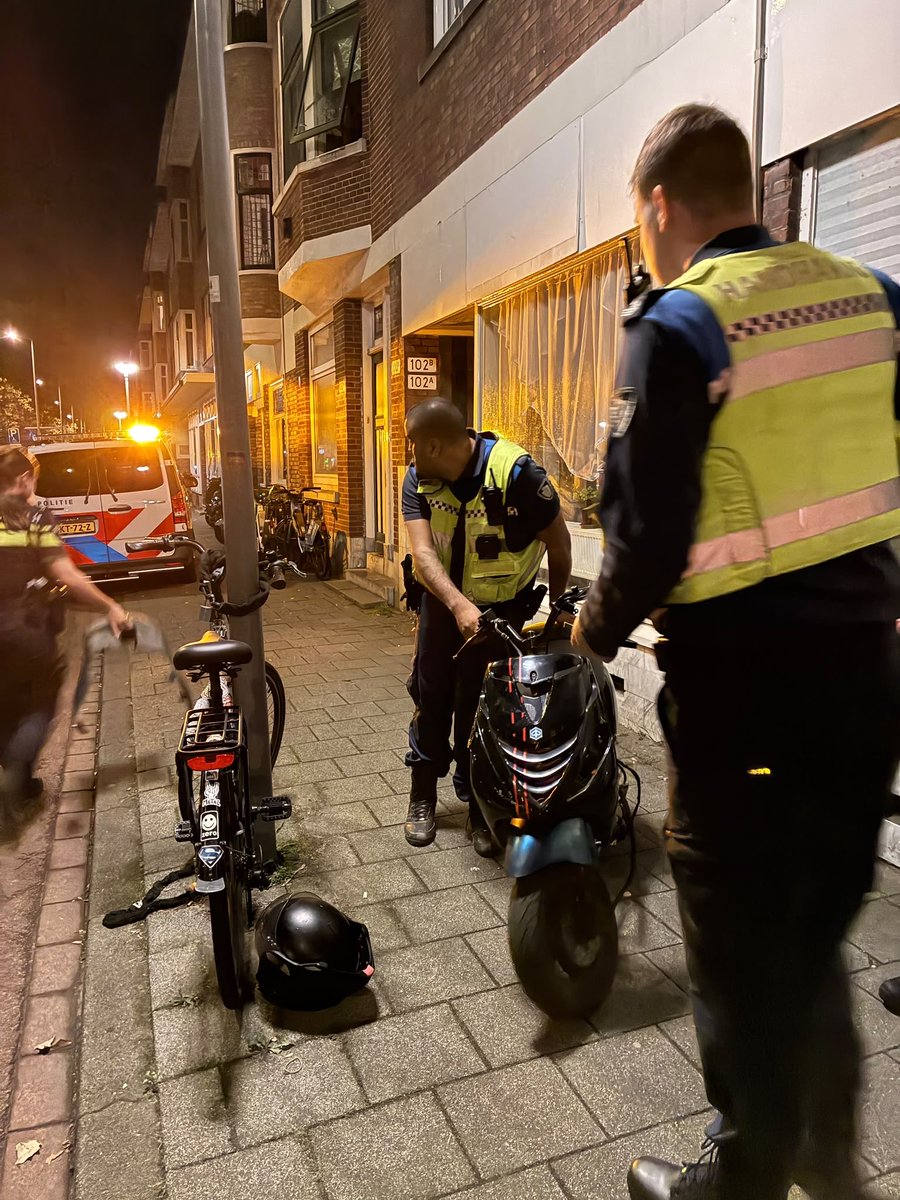 Handhaving_010's tweet photo. Op de Strevelsweg controleerden we op asociaal verkeersgedrag, onnodig toeteren, geluidsoverlast, brommen op rijbaan, stoepparkeren, fietsend telefoongebruik, alcohol, helmdragen en opvolgen aanwijzingen van onze handhavers. Ook controleerden we weesfietsen&amp;fietswrakken.
#Veilig https://t.co/xQ6bSAGgNb