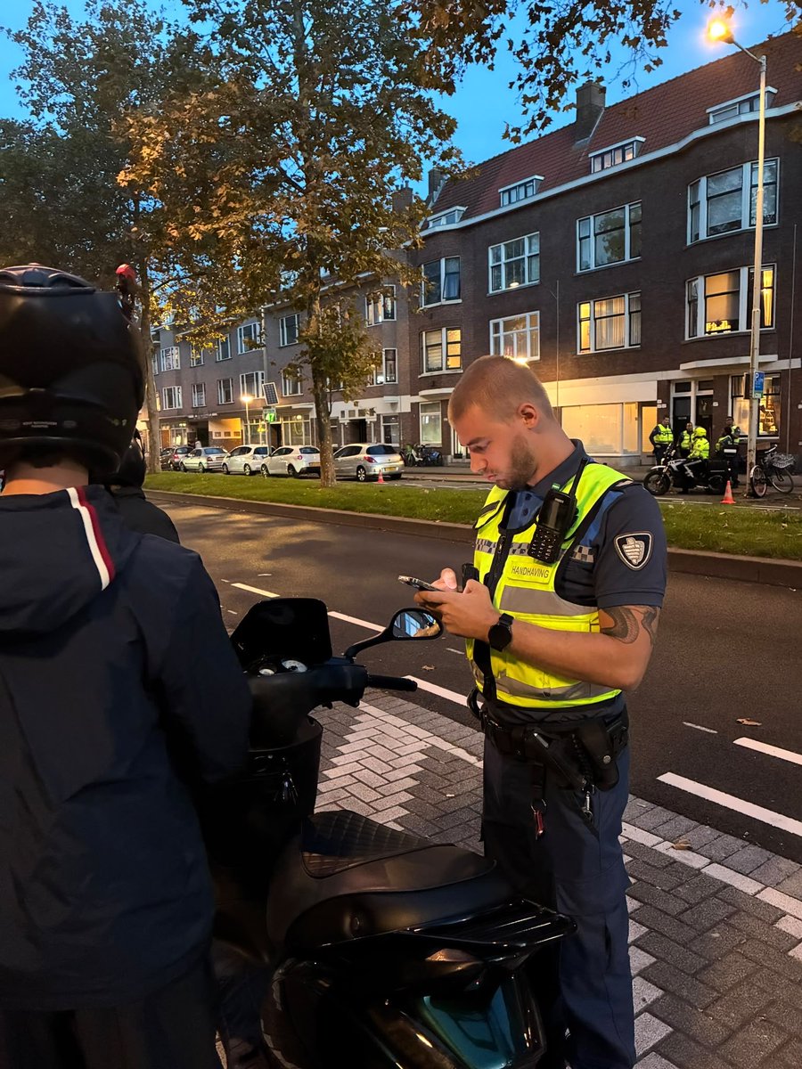 Handhaving_010's tweet photo. Op de Strevelsweg controleerden we op asociaal verkeersgedrag, onnodig toeteren, geluidsoverlast, brommen op rijbaan, stoepparkeren, fietsend telefoongebruik, alcohol, helmdragen en opvolgen aanwijzingen van onze handhavers. Ook controleerden we weesfietsen&amp;fietswrakken.
#Veilig https://t.co/xQ6bSAGgNb