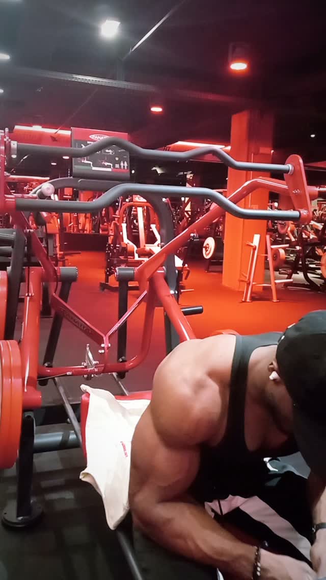 maiarats's tweet photo. T-workout chest macchine 🫵

#workout #gymmotivation #viralshorts💘🌃♥️📀♥️👉💘🌃♥️🎂♥️🌃💘 https://t.co/0vJD2U2Aa1
