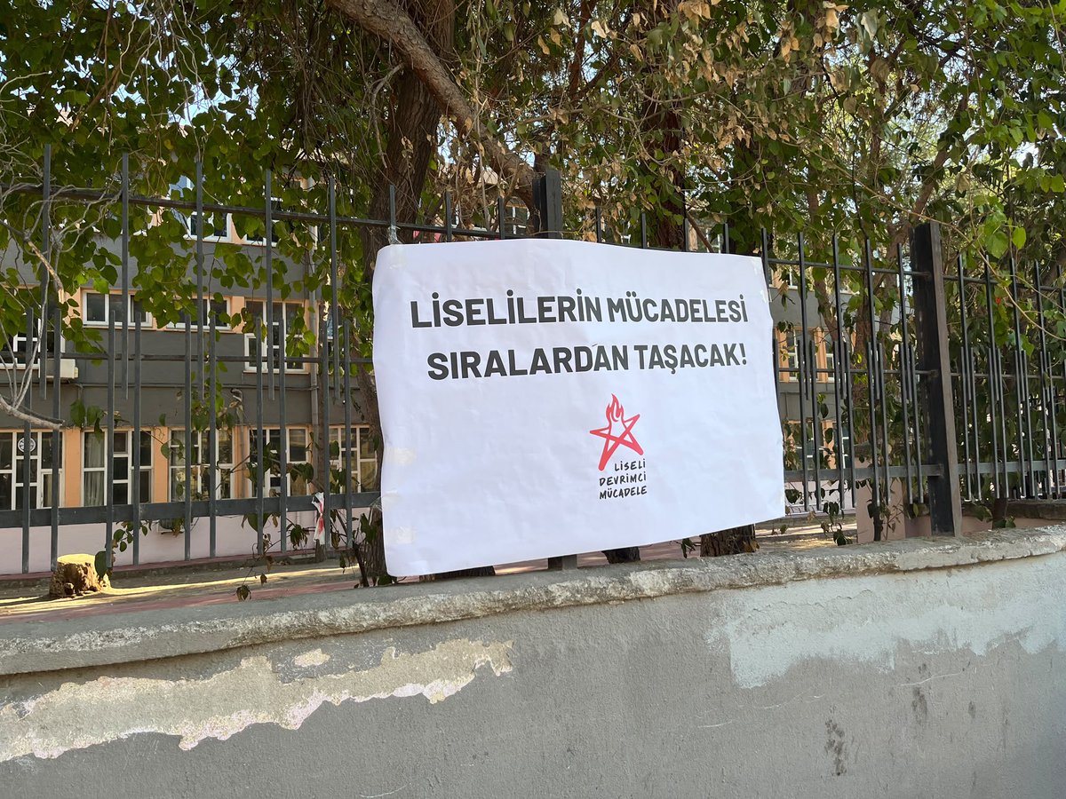 lisdevmucadele's tweet photo. İzmir’in liselerinden sesleniyoruz: 
Liselerin Mücadelesi Sıralardan Taşacak!

İzmirli liseli sıra arkadaşlarımızı Liseli Devrimci Mücadele saflarına çağırıyoruz! 
https://t.co/J9hSXSkwmn https://t.co/lxmTFpPwi1