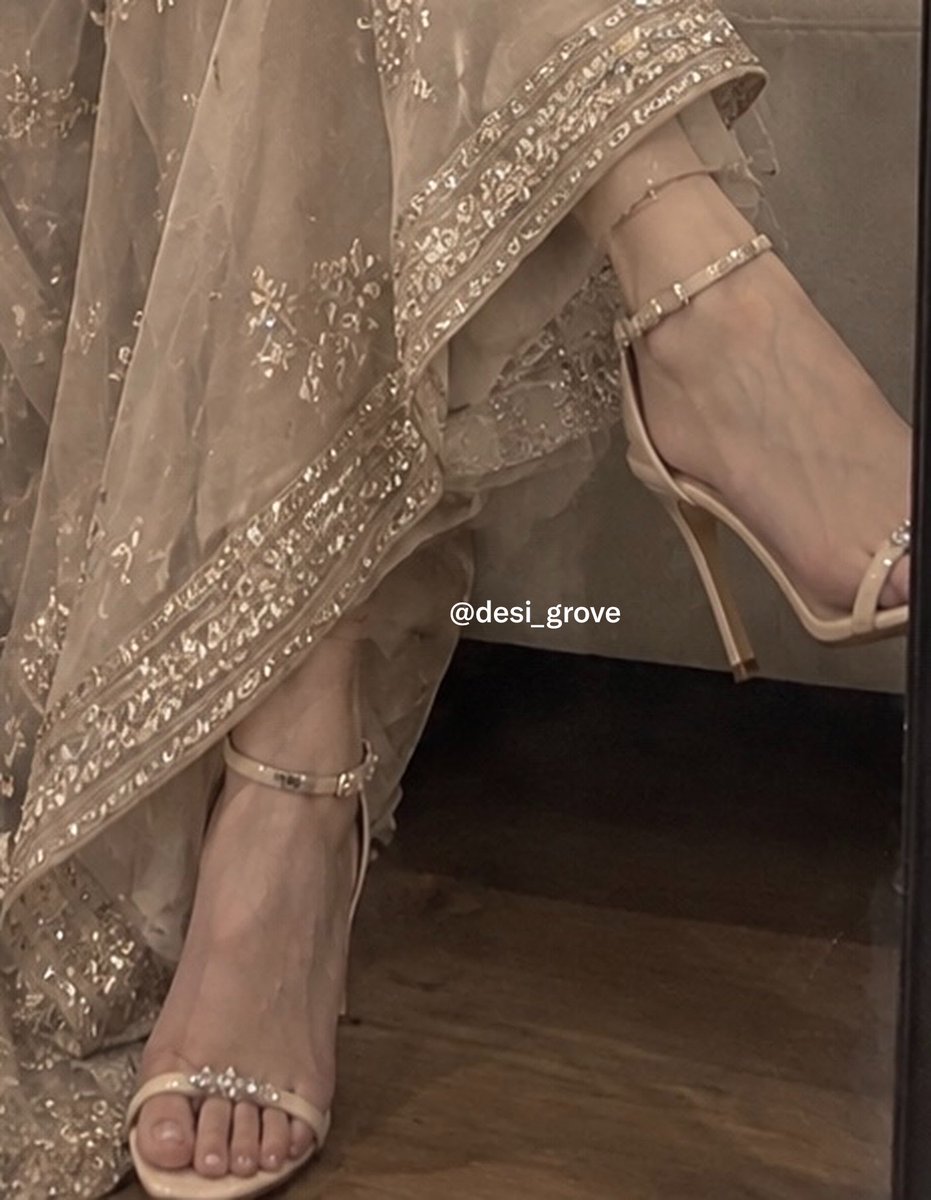 desi_grove's tweet photo. Kaisi hain heels meri? https://t.co/paQVd0pzeQ