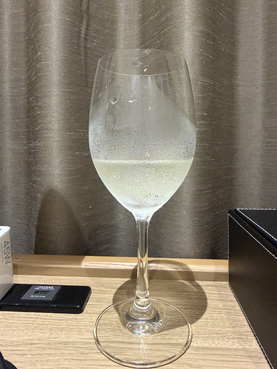 ohgenkyo's tweet photo. いやあほんとダイソーの200円のワイングラスは優秀だなあ。（飲み口が玉縁になっていないなくて真っ直ぐ薄く平ら）
8月半ばにホテル暮らしを始めてから部屋でワインを飲むのを我慢していたけど、本日4つ目（最後）のホテルに移るタイミングで解放。 https://t.co/bn64mxkBKq