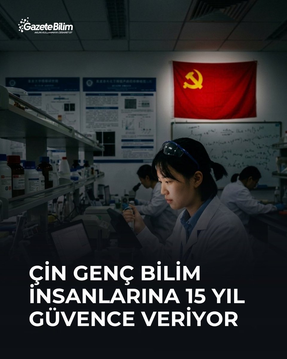 GazeteBilim's tweet photo. 📍Çin, bilim yarışında genç araştırmacılara sıra dışı bir destek modeli getiriyor.

🗨Seçilen 35 yaş altı bilim insanlarına 15 yıla kadar uzun vadeli araştırma desteği sağlanacak; kısa vadeli başarı baskısı azaltılacak. Programın ilk grubuna yurtdışından araştırmacılar da seçildi.

Çin’in temel bilim araştırmalarının başlıca finansman kuruluşu Çin Ulusal Doğa Bilimleri Vakfı (NSFC), seçkin genç bilim insanlarını 15 yıla kadar destekleyecek yeni bir model uyguluyor.

NSFC Başkanı Dou Xiankang’ın açıkladığı programa bu yıl 35 yaş altındaki 44 araştırmacı seçildi. Bunların dokuzu yurtdışından geliyor.

15 yıl kısa vadeli sonuç baskısı yok
Program 5+5+5 yıllık dönemlerden oluşuyor. İlk beş yılın ardından finansmanın iki katına, sonraki aşamada ise bir kez daha iki katına çıkarılması planlanıyor.

Programın asıl dikkat çekici tarafı ise araştırmacıların sürekli kısa vadeli sonuç üretme baskısından uzak tutulması. Dou, yaklaşımı “Kısa vadede başarılı olup olmamanızla ilgilenmiyoruz; sakinleşip laboratuvarda kalmanızı istiyoruz” sözleriyle anlattı.

Amaç, genç bilim insanlarının sürekli makale ve hızlı sonuç üretmek yerine uzun vadeli, riskli ve temel bilimsel problemlere yoğunlaşabilmesi.

Çin bilim insanlarına para kadar zaman da veriyor
Model, akademide “publish or perish” olarak bilinen sürekli yayın ve performans baskısına farklı bir yaklaşım getiriyor.

Temel bilimde önemli keşiflerin ne zaman ortaya çıkacağı önceden bilinemiyor. Kısa süreli fonlar ise araştırmacıları daha güvenli ve hızlı sonuç alınabilecek konulara yöneltebiliyor.

Çin’in modeli bu nedenle bilim insanlarına yalnızca para değil, bilim açısından çok değerli başka bir kaynak sağlamayı hedefliyor: zaman.

Başka ülkelerde de benzer modeller var
Çin bu yaklaşımda tamamen yalnız değil. ABD’de Howard Hughes Medical Institute (HHMI) bilim insanlarına yedi yıllık ve yenilenebilir destekler sağlarken genç araştırmacılara yönelik Freeman Hrabowski Scholars programı 5+5 yıla kadar uzanabiliyor.

Almanya’daki Max Planck Research Groups genç bilim insanlarına bağımsız laboratuvar ve bütçe sağlayarak dokuz yıla kadar destek verebiliyor. Avrupa Araştırma Konseyi’nin hibeleri ise genellikle beş yıllık.

Dolayısıyla uzun vadeli ve araştırmacı merkezli finansman dünyada yeni değil. Çin’in modelini dikkat çekici kılan ise 35 yaş altındaki araştırmacıları 15 yıla kadar desteklemeyi, finansmanı aşamalı olarak büyütmeyi ve kısa vadeli performans baskısını özellikle azaltmayı hedeflemesi.

Çinli olmayan bilim insanlarına da kapı açık mı?
15 yıllık programa seçilen 44 kişinin dokuzu yurtdışından geliyor. Ancak açıklanan bilgiler bu kişilerin kaçının Çin vatandaşı olmayan bilim insanları olduğunu göstermiyor. Bu nedenle yeni programın yabancı uyruklu araştırmacılara hangi koşullarla açık olduğunu söylemek için henüz erken.

Buna karşılık Çin’in daha geniş bilim politikası yabancı araştırmacılara açık. NSFC’nin ayrı programları Çin vatandaşı olmayan bilim insanlarının Çin’de araştırma yapmasına olanak sağlıyor.

🔗https://t.co/cryVhYfv4U
