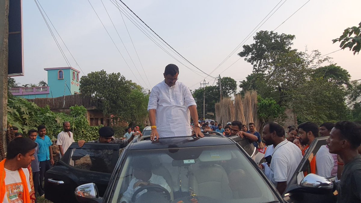 RahulSinhaBJP's tweet photo. আজ মুর্শিদাবাদ জেলার রেজিনগর বিধানসভার সাতুই বাজারে রোড শো-তে অংশগ্রহণ করলাম।পথের দু’ধারে মানুষের স্বতঃস্ফূর্ত উপস্থিতি ও আন্তরিকতার মাঝে তাঁদের সঙ্গে সরাসরি যোগাযোগের সুযোগ হলো। মানুষের কথা শোনা,তাঁদের প্রত্যাশা জানা এবং জনসেবার সংকল্পকে আরও দৃঢ় করাই এই জনসংযোগের মূল উদ্দেশ্য। https://t.co/2nqGkfMnDo