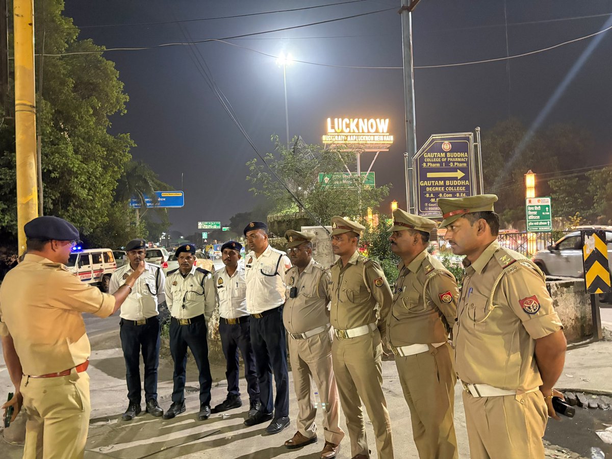 lucknowtraffic's tweet photo. #traffic_update 

📍 शहीद पथ तिराहा, कानपुर रोड

एसीपी (यातायात) दक्षिणी श्री राधारमण द्वारा शहीद पथ तिराहा, कानपुर रोड पर यातायात कर्मियों को यातायात व्यवस्था को सुचारू, सुव्यवस्थित एवं निर्बाध बनाए रखने हेतु आवश्यक दिशा-निर्देश देते हुए ब्रीफ किया गया।

वर्तमान में उक्त स्थान पर यातायात सामान्य एवं सुचारु रूप से संचालित हो रहा है।
@Uppolice 
@lkopolice 
@uptrafficpolice 
@IPSRaveena