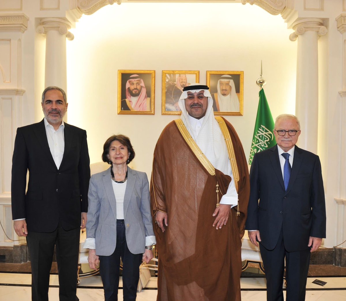FahadAALDOSARI's tweet photo. سعدت اليوم باستقبال سعادة د. سلوى السنيورة بعاصيري رئيسة النادي الثقافي العربي في بيروت رئيسة لجنة معرض الكتاب العربي، يرافقها د. خالد زيادة رئيس المركز العربي للأبحاث ودراسة السياسات في بيروت والاستاذ زياد كنعان أمين المال للنادي.
وجرى خلال اللقاء بحث سبل تعزيز التعاون في المجال الثقافي بين السفارة والنادي.
 🇸🇦🇱🇧