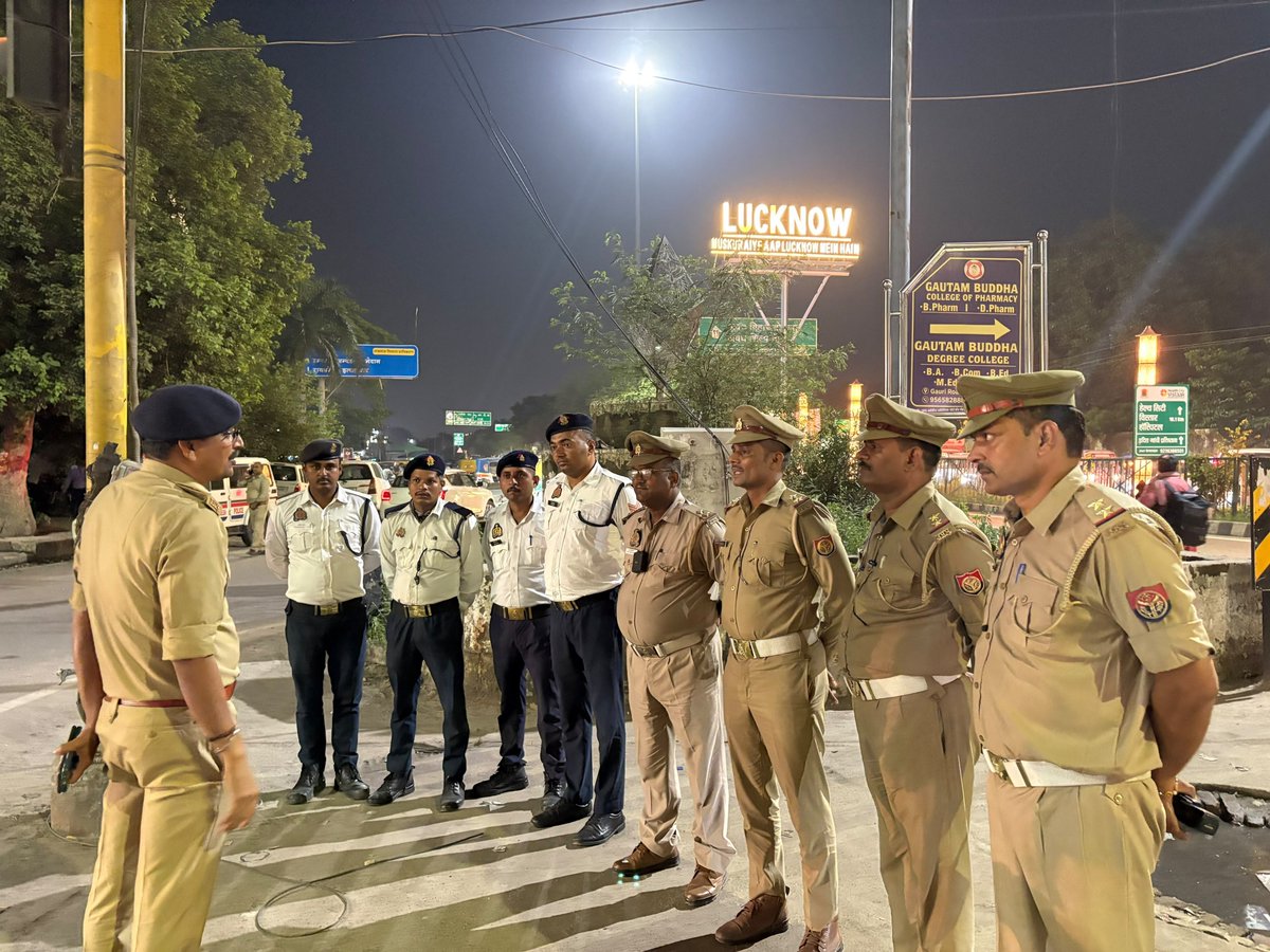 lucknowtraffic's tweet photo. #traffic_update 

📍 शहीद पथ तिराहा, कानपुर रोड

एसीपी (यातायात) दक्षिणी श्री राधारमण द्वारा शहीद पथ तिराहा, कानपुर रोड पर यातायात कर्मियों को यातायात व्यवस्था को सुचारू, सुव्यवस्थित एवं निर्बाध बनाए रखने हेतु आवश्यक दिशा-निर्देश देते हुए ब्रीफ किया गया।

वर्तमान में उक्त स्थान पर यातायात सामान्य एवं सुचारु रूप से संचालित हो रहा है।
@Uppolice 
@lkopolice 
@uptrafficpolice 
@IPSRaveena