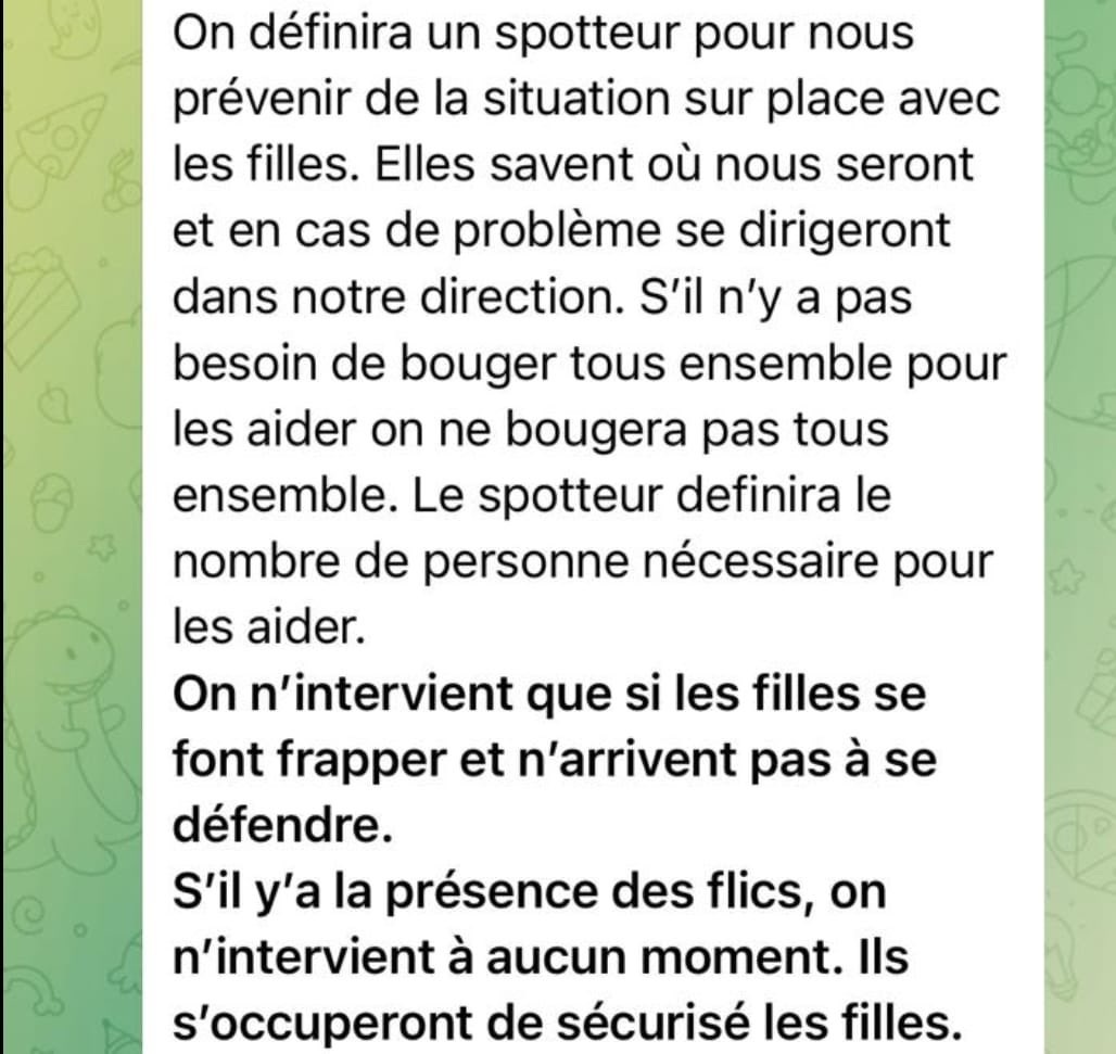 jean_bexon's tweet photo. Affaire Quentin | DOCUMENTS EXCLUS | 

J’ai eu accès aux consignes envoyées dans le groupe créé pour le service d’ordre de Némésis (antenne Lyon) avant le 12 février. 

Sur ce groupe telegram se trouvaient les 16 membres du service d’ordre éphémère de l’action banderole de Némésis Lyon. 

Je précise que les consignes sont datées d’avant le meurtre de Quentin et de fait avant l’extrême médiatisation des événements. 

Ces consignes prouvent que les militants nationalistes sont venus au croisement afin de sécuriser l’action banderole. 

Elles ont été rédigées par un membre du service d’ordre éphémère.

Notons que la thèse d’un guet-apens orchestré par les nationalistes n’est pour l’heure pas retenue par les enquêteurs. 

Les consignes montrent aussi que les militants anticipaient d’aller au contact pour dégager les jeunes femmes de Némésis si celles-ci étaient prises à partie physiquement et uniquement si la police n’intervenait pas.

Une sentinelle était désignée pour indiquer le nombre de personnes devant intervenir afin de ne pas transformer l’évacuation en affrontement.

La crainte d’une prise à partie physique des Némésis était fondée puisque deux jeunes femmes ont été étranglées. Un agresseur a aussi fait de l’exhibitionnisme sexuel alors que les Némésis étaient agressées par la foule (30 à 50 personnes venues assister à la conférence LFI). 

Ces consignes prouvent par ailleurs que le groupe nationaliste n’était pas dans une dynamique de « mob » lors de l’affrontement. 

À l’inverse, c’est le groupe antifa de Favrot qui était en « mob » avec un modus operandi habituel de la Jeune garde Lyon. 

Traquer armé, repérer, isoler et tabasser. 

Les enquêteurs parlent ainsi de méthode de guérilla urbaine. 

On observe notamment un partage des rôle dans l’exécution. 

Paul Lachal et Lelio Lebesson filment, Dimitry Vanheuil empêchent les riverains de prêter assistance et enfin Alexis Chaintreuil finit les victimes au sol après être resté en retrait. Au même moment, Guillaume Amerudi dépouille ses victimes avec d’autres complices.

Favrot, au milieu, effectue des gestes qui désignent un meneur. 

📸 Ci-dessous, des consignes transmises avant le 12 février sur le canal du service d’ordre de l’action banderole. 

Ces messages sont authentiques et date d’avant le lynchage, avant que cette action ait pris une ampleur médiatique majeure. 

@jean_bexon @BVoltaire