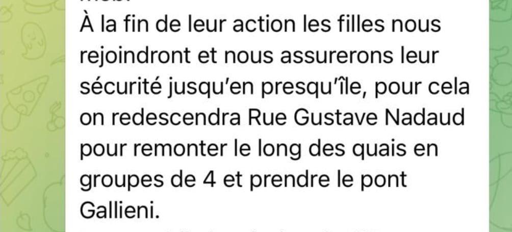 jean_bexon's tweet photo. Affaire Quentin | DOCUMENTS EXCLUS | 

J’ai eu accès aux consignes envoyées dans le groupe créé pour le service d’ordre de Némésis (antenne Lyon) avant le 12 février. 

Sur ce groupe telegram se trouvaient les 16 membres du service d’ordre éphémère de l’action banderole de Némésis Lyon. 

Je précise que les consignes sont datées d’avant le meurtre de Quentin et de fait avant l’extrême médiatisation des événements. 

Ces consignes prouvent que les militants nationalistes sont venus au croisement afin de sécuriser l’action banderole. 

Elles ont été rédigées par un membre du service d’ordre éphémère.

Notons que la thèse d’un guet-apens orchestré par les nationalistes n’est pour l’heure pas retenue par les enquêteurs. 

Les consignes montrent aussi que les militants anticipaient d’aller au contact pour dégager les jeunes femmes de Némésis si celles-ci étaient prises à partie physiquement et uniquement si la police n’intervenait pas.

Une sentinelle était désignée pour indiquer le nombre de personnes devant intervenir afin de ne pas transformer l’évacuation en affrontement.

La crainte d’une prise à partie physique des Némésis était fondée puisque deux jeunes femmes ont été étranglées. Un agresseur a aussi fait de l’exhibitionnisme sexuel alors que les Némésis étaient agressées par la foule (30 à 50 personnes venues assister à la conférence LFI). 

Ces consignes prouvent par ailleurs que le groupe nationaliste n’était pas dans une dynamique de « mob » lors de l’affrontement. 

À l’inverse, c’est le groupe antifa de Favrot qui était en « mob » avec un modus operandi habituel de la Jeune garde Lyon. 

Traquer armé, repérer, isoler et tabasser. 

Les enquêteurs parlent ainsi de méthode de guérilla urbaine. 

On observe notamment un partage des rôle dans l’exécution. 

Paul Lachal et Lelio Lebesson filment, Dimitry Vanheuil empêchent les riverains de prêter assistance et enfin Alexis Chaintreuil finit les victimes au sol après être resté en retrait. Au même moment, Guillaume Amerudi dépouille ses victimes avec d’autres complices.

Favrot, au milieu, effectue des gestes qui désignent un meneur. 

📸 Ci-dessous, des consignes transmises avant le 12 février sur le canal du service d’ordre de l’action banderole. 

Ces messages sont authentiques et date d’avant le lynchage, avant que cette action ait pris une ampleur médiatique majeure. 

@jean_bexon @BVoltaire