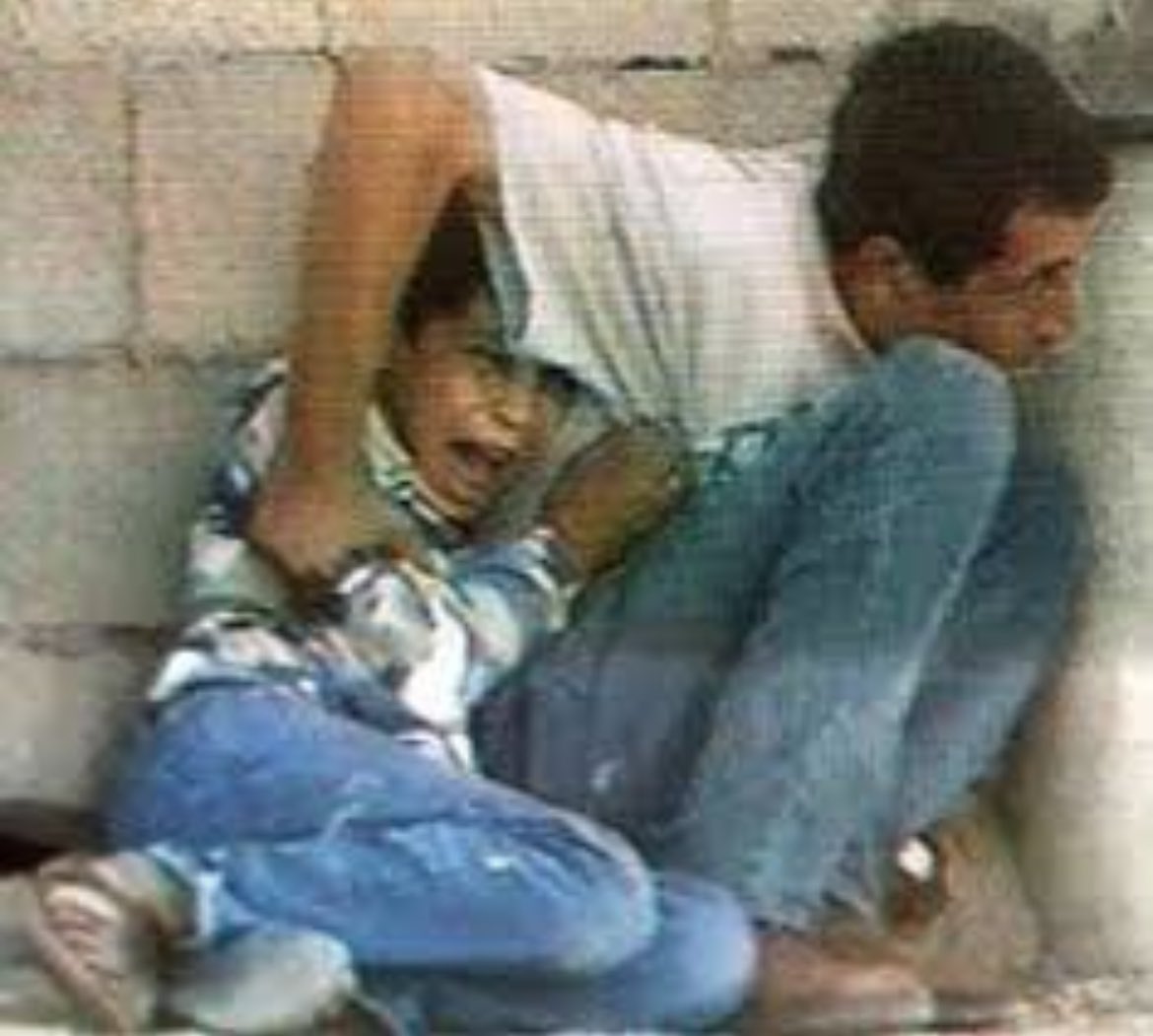 MoonMonira's tweet photo. Aujourd’hui, ça fait 26 ans que Mohammed Al Dura a été tué par l’occupant israélien, dans les bras de son père. C’était le 30 septembre 2000 pendant la 2ème intifada.
Ça a choqué toute une génération. Depuis, Israël a massacré des dizaines de milliers d’enfants, en tte impunité. https://t.co/rkhKHmEUOS