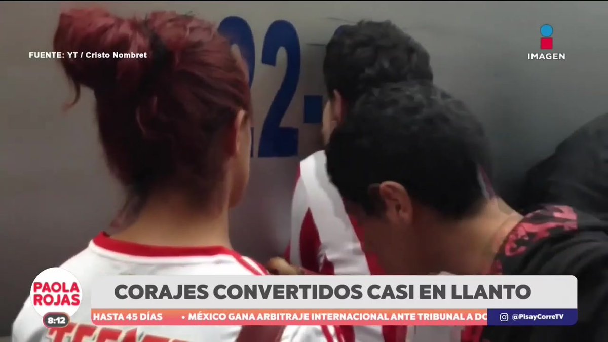 Paola Rojas news broadcast screenshot showing a woman with red hair in a soccer jersey alongside a man, with the headline 'CORAJES CONVERTIDOS CASI EN LLANTO' and a ticker about Mexico winning international arbitration.