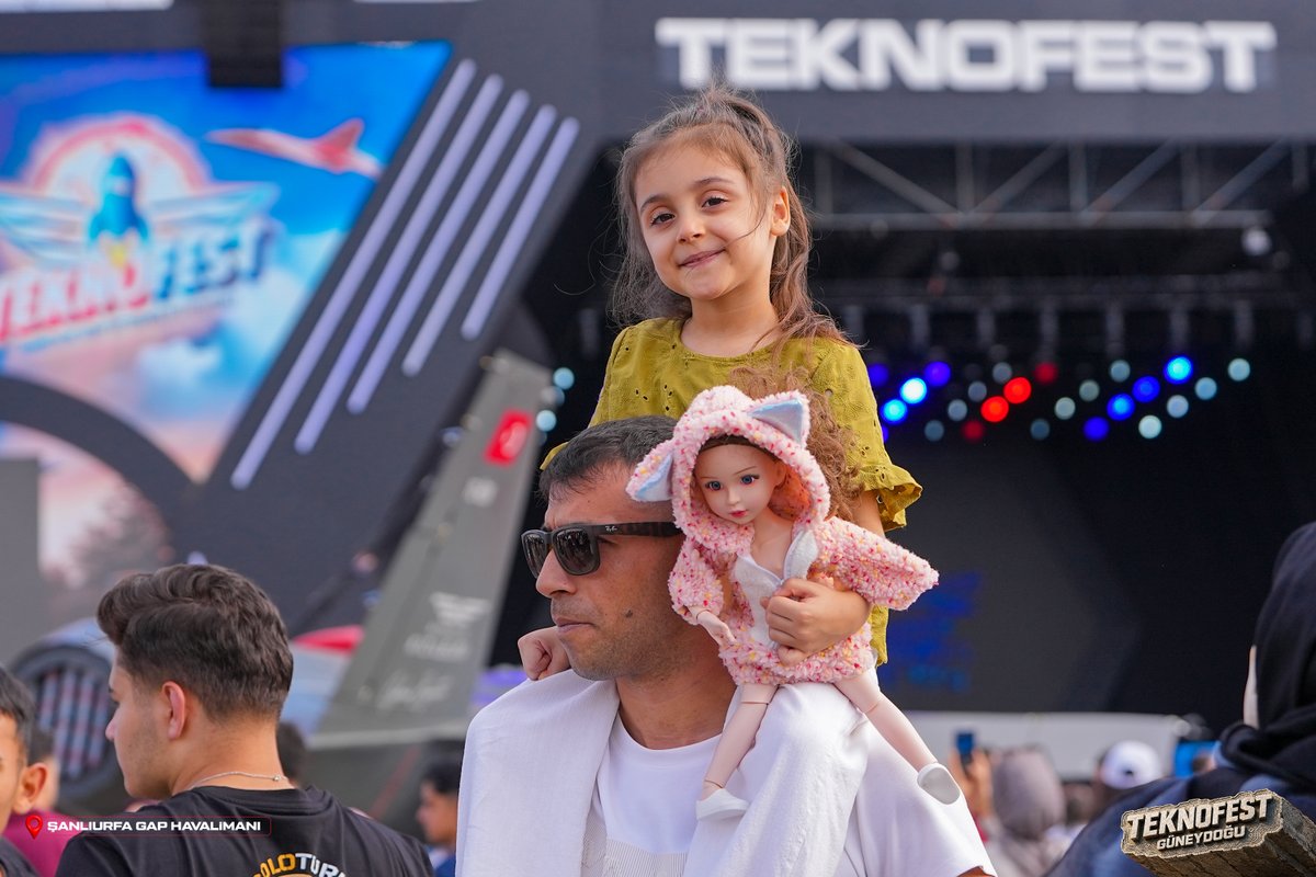 teknofest's tweet photo. Kendimizden öte ailemizi, ailemizden öte milletimizi... 🤎

#TeknofestGüneydoğu 🚀 https://t.co/xLYbTZbicI