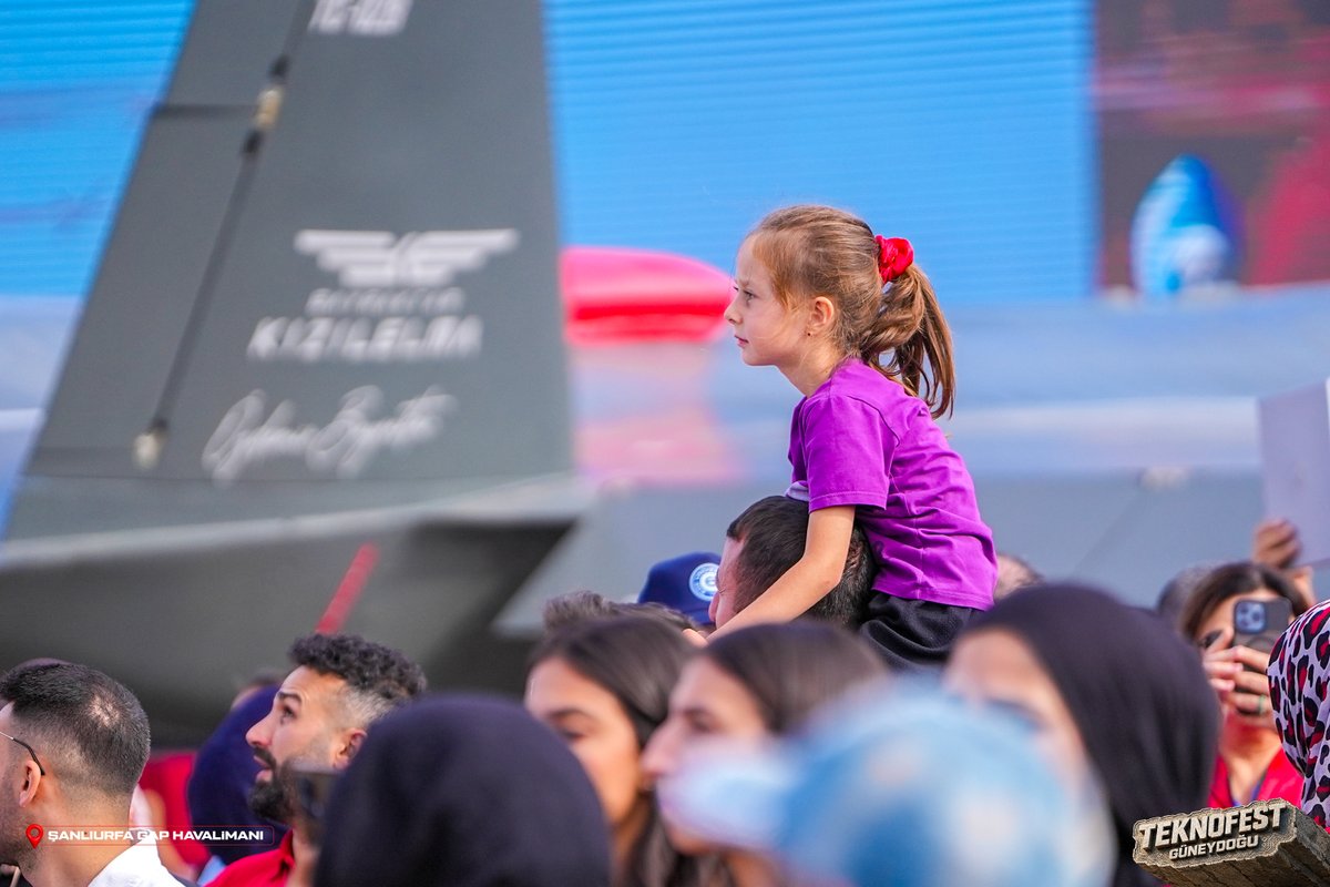 teknofest's tweet photo. Kendimizden öte ailemizi, ailemizden öte milletimizi... 🤎

#TeknofestGüneydoğu 🚀 https://t.co/xLYbTZbicI