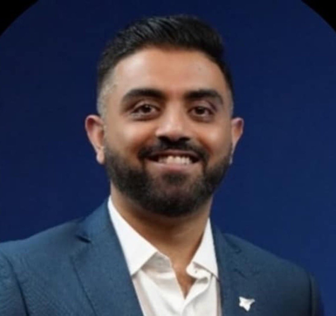 Mrsinha's tweet photo. He’s the Indian pilot who fought off the Islamic attacker and opened the cockpit door despite being stabbed. Later some Israeli passengers entered, confronted the jihadi pilot and took control… https://t.co/S92g6ca1my