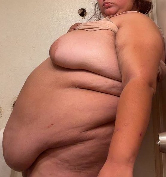 SsbbfattySV's tweet photo. Tummy Tuesday #feedism #ssbbw #tummytuesday #bigbelly https://t.co/8buKZ3u2zy
